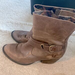 Born brown boots, size 9